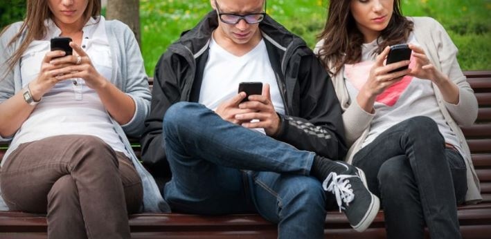 Все по често в ежедневието си хората проверяват информации в социалните медии чрез своите